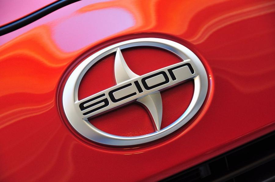 Логотип Scion iQ 2012 года  (фото 2 из 128)
